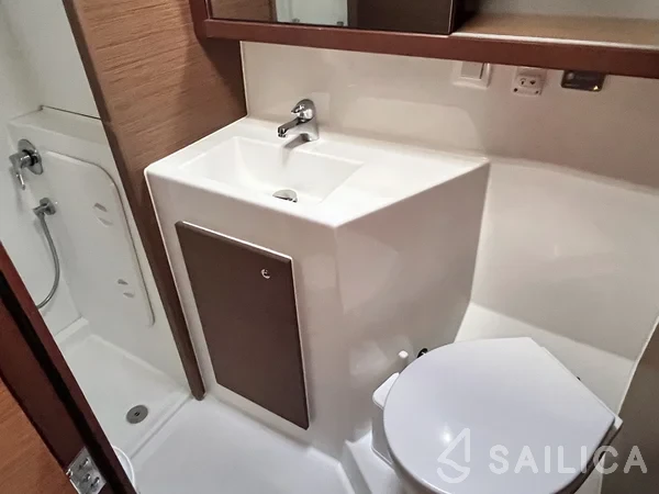 Lagoon 42 - Yacht Charter Sailica