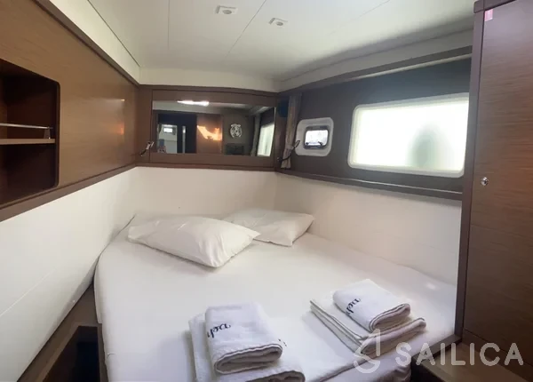Lagoon 450  Flybridge - Yacht Charter Sailica