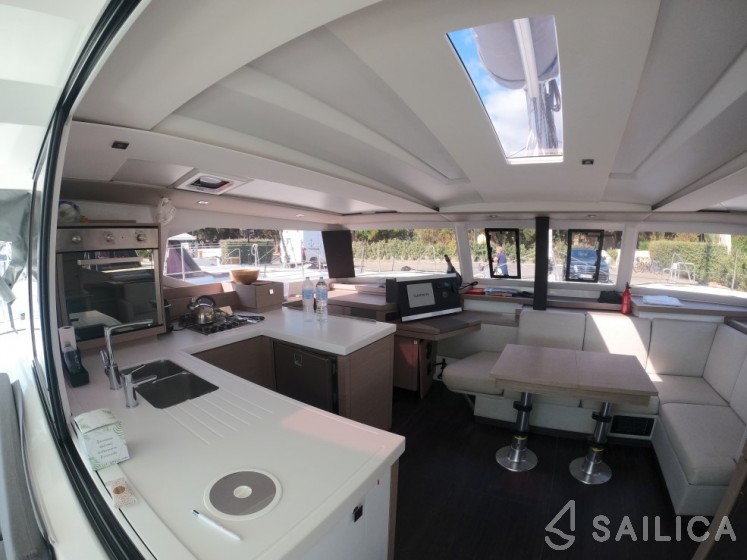 Astréa 42 - Yacht Charter Sailica
