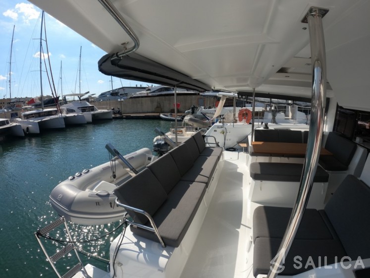 Astréa 42 - Yacht Charter Sailica