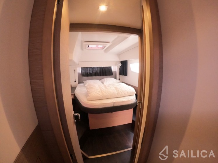 Astréa 42 - Yacht Charter Sailica