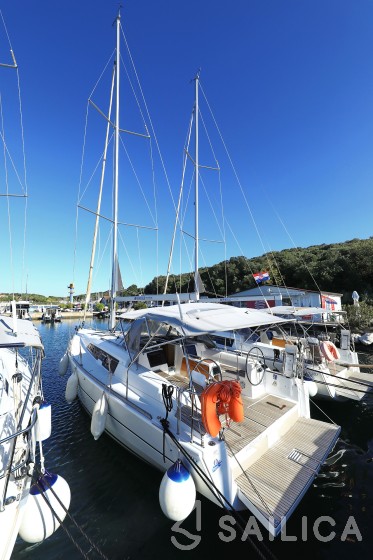 Dufour 382 GL - Yacht Charter Sailica
