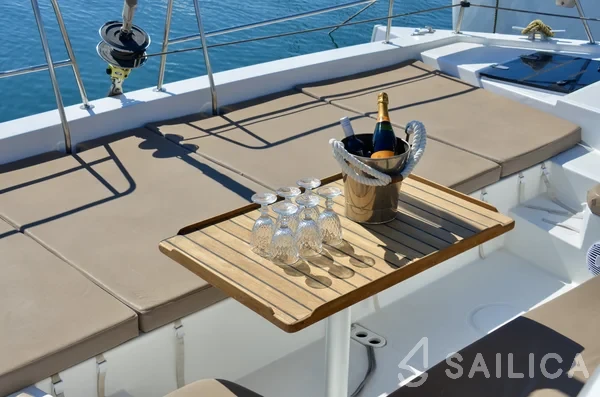 Bali 4.1 - Yacht Charter Sailica