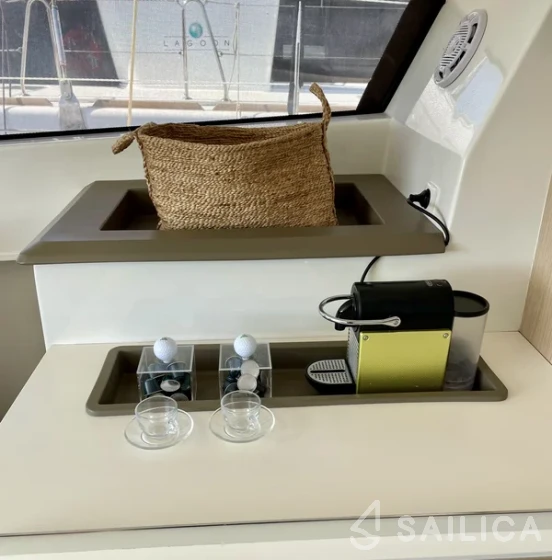 Bali 4.1 - Yacht Charter Sailica