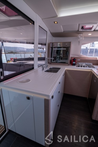 Astréa 42 - Yacht Charter Sailica