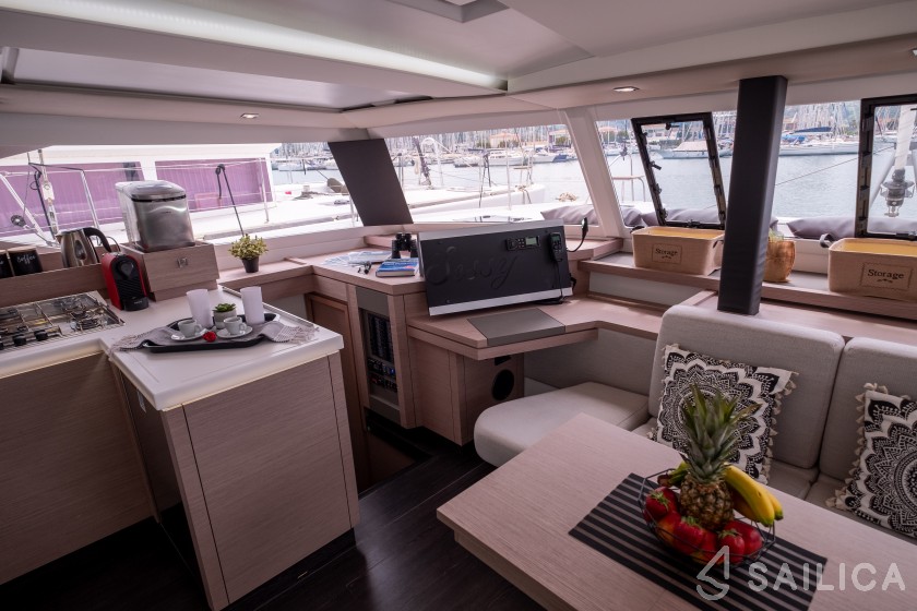 Astréa 42 - Yacht Charter Sailica