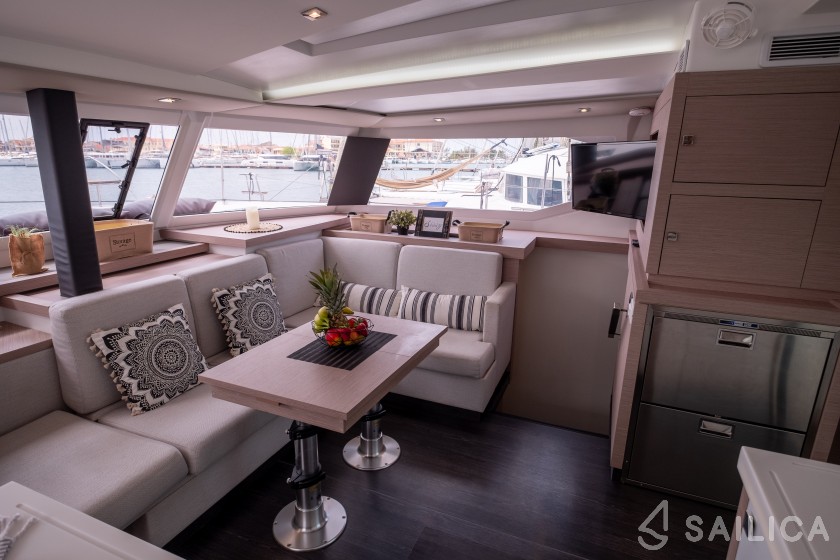 Astréa 42 - Yacht Charter Sailica