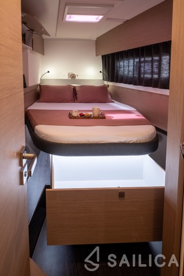 Astréa 42 - Yacht Charter Sailica