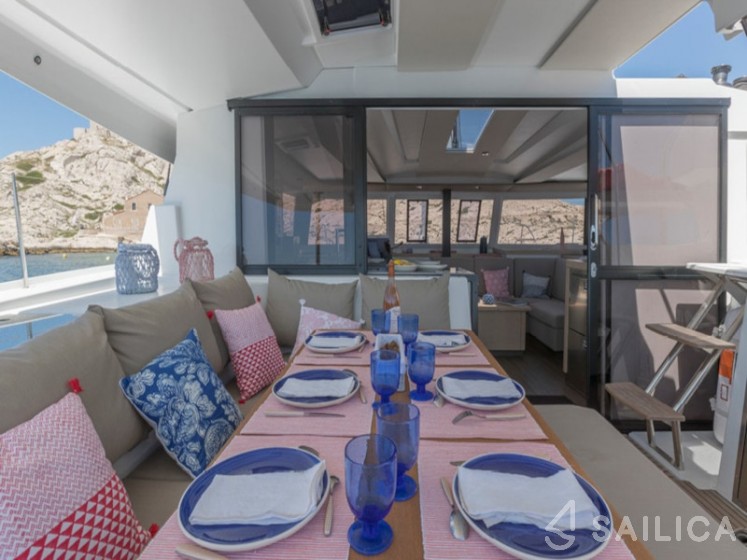 Astréa 42 - Yacht Charter Sailica