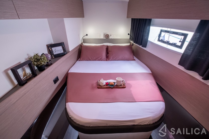 Astréa 42 - Yacht Charter Sailica