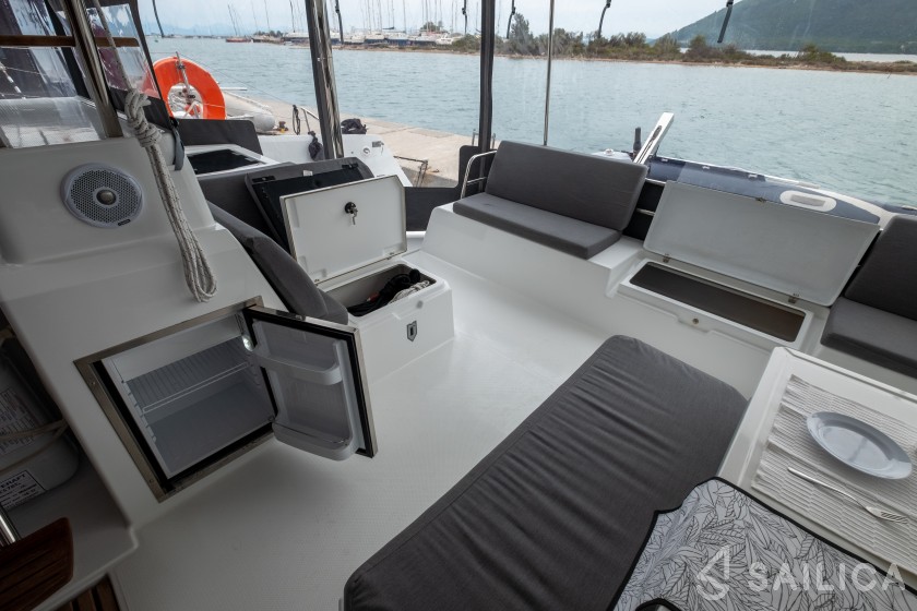 Astréa 42 - Yacht Charter Sailica
