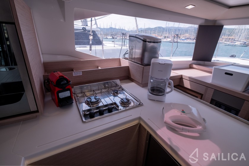 Astréa 42 - Yacht Charter Sailica