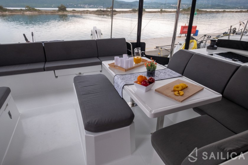 Astréa 42 - Yacht Charter Sailica