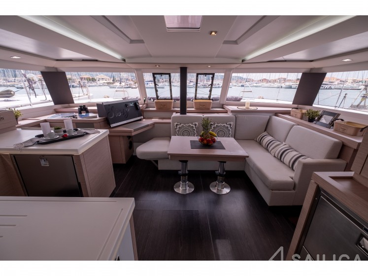 Astréa 42 - Yacht Charter Sailica