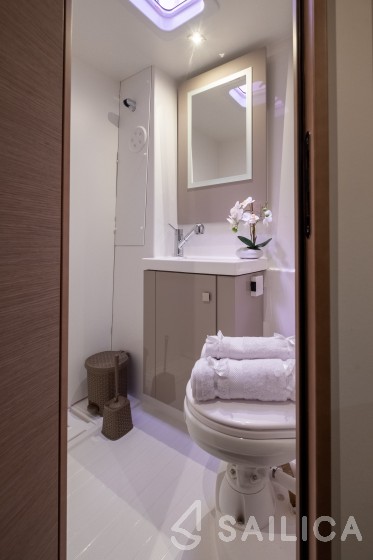 Astréa 42 - Yacht Charter Sailica