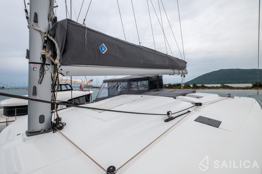 Astréa 42 - Yacht Charter Sailica