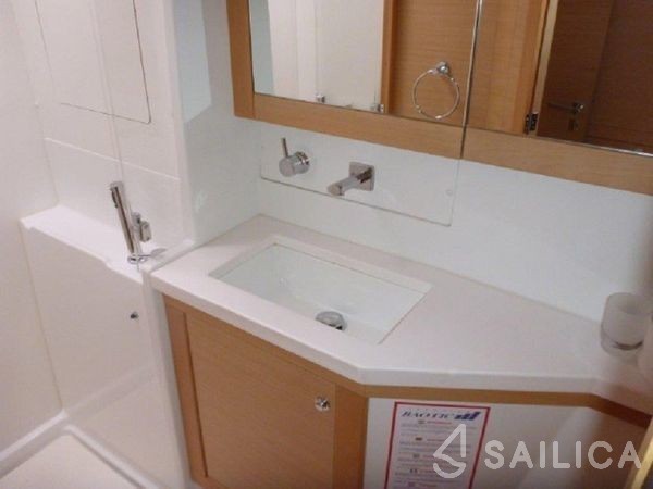Lagoon 450  Flybridge - Yacht Charter Sailica
