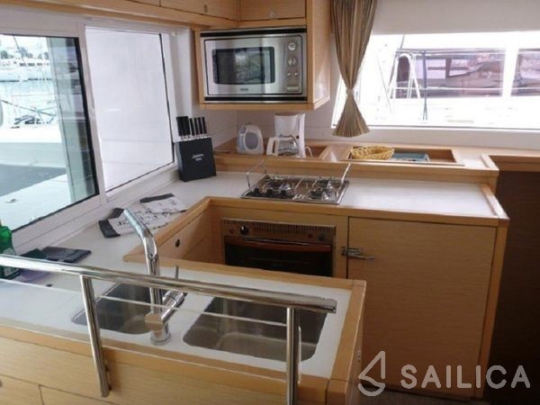 Lagoon 450  Flybridge - Yacht Charter Sailica