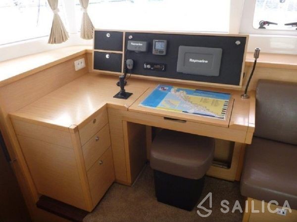 Lagoon 450  Flybridge - Yacht Charter Sailica