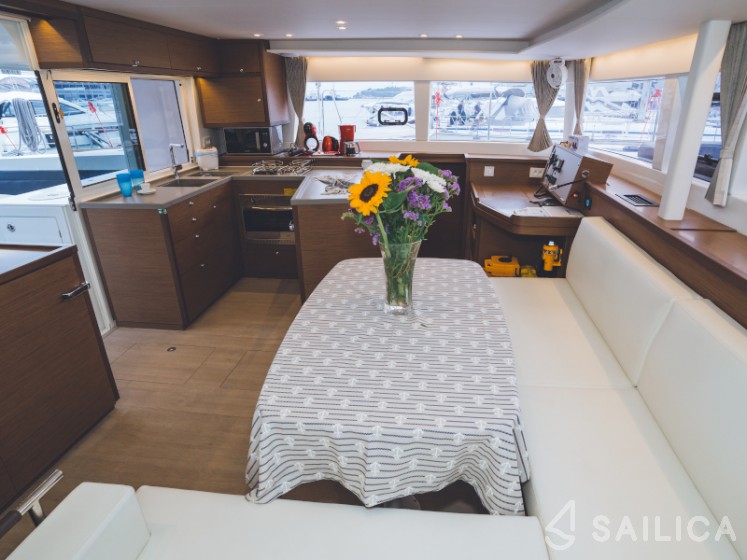 Lagoon 450  Flybridge - Yacht Charter Sailica