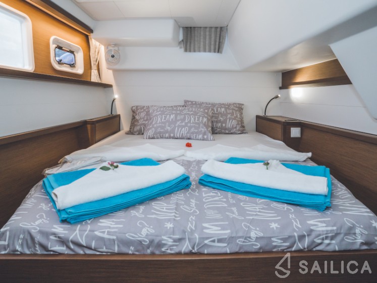 Lagoon 450  Flybridge - Yacht Charter Sailica