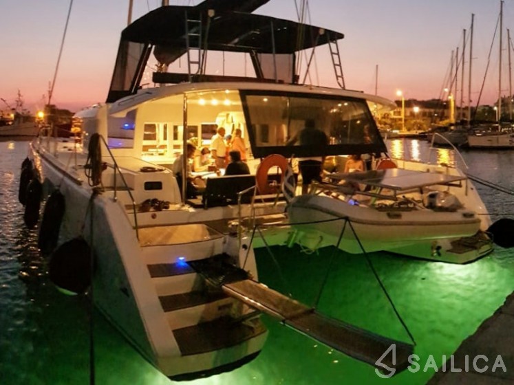 Lagoon 450  Flybridge - Yacht Charter Sailica