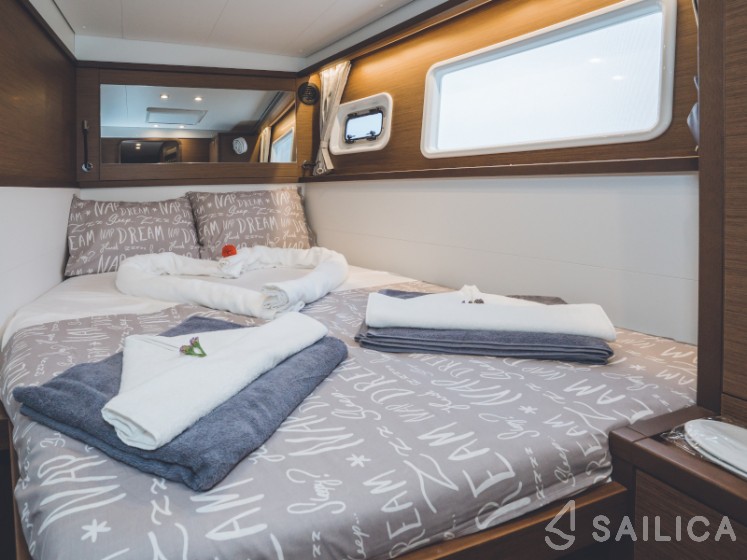 Lagoon 450  Flybridge - Yacht Charter Sailica