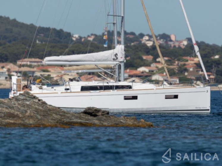 Oceanis 38.1 - Yacht Charter Sailica
