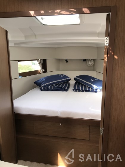 Oceanis 38.1 - Yacht Charter Sailica