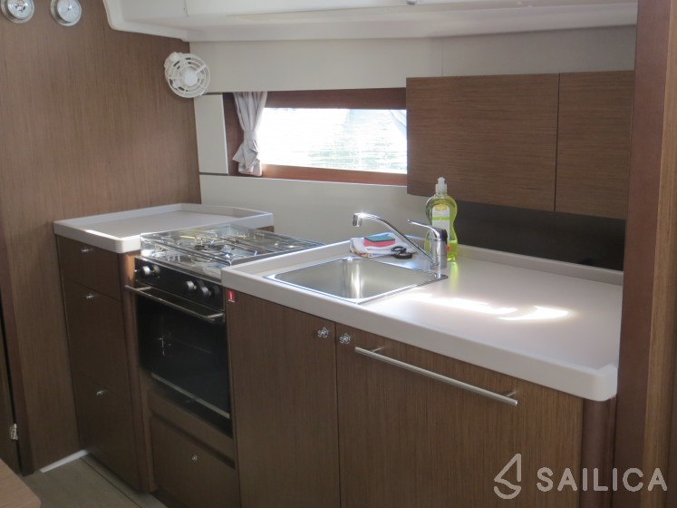 Oceanis 38.1 - Yacht Charter Sailica
