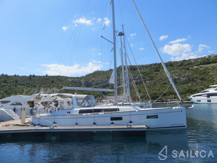 Oceanis 38.1 - Yacht Charter Sailica