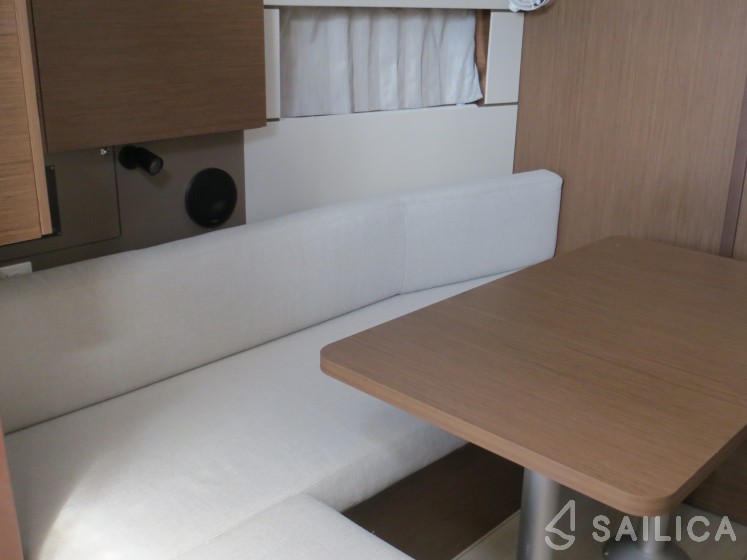 Oceanis 38.1 - Yacht Charter Sailica