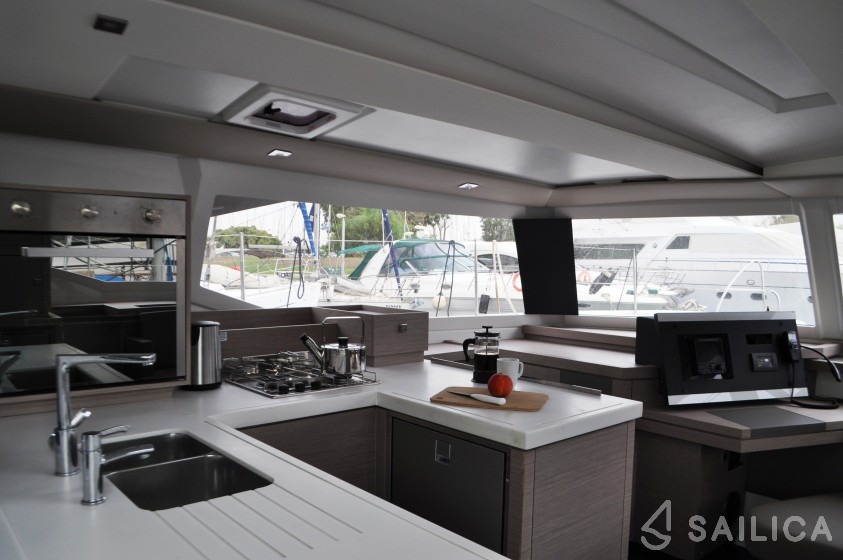 Astréa 42 - Yacht Charter Sailica