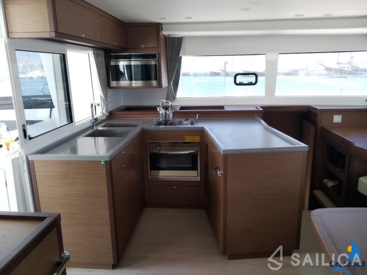 Lagoon 450  Flybridge - Yacht Charter Sailica