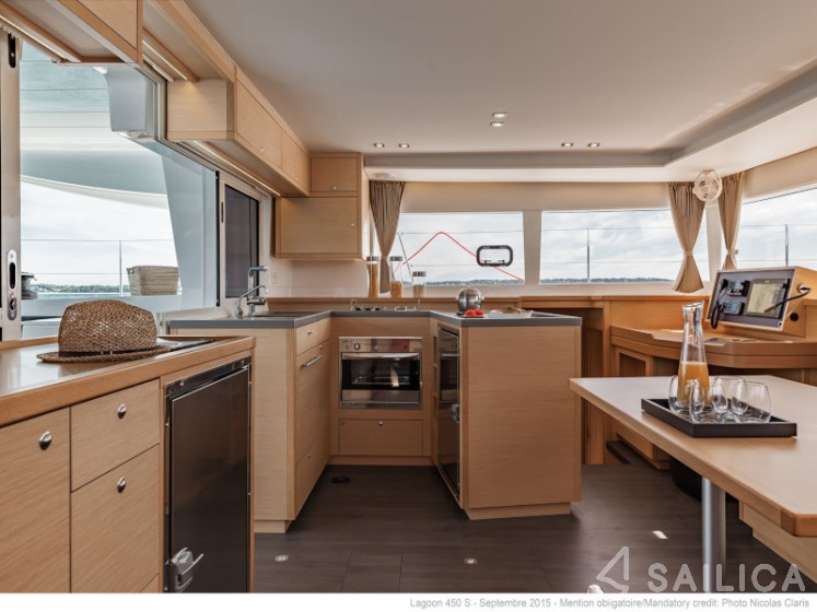 Lagoon 450  Flybridge - Yacht Charter Sailica