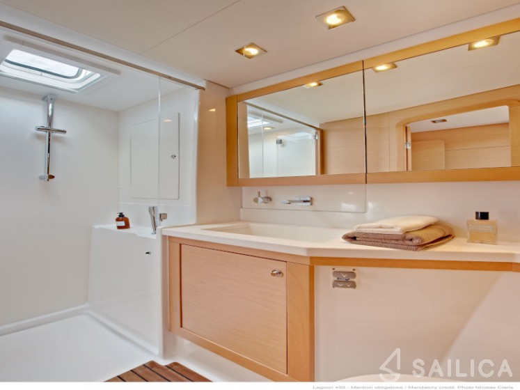 Lagoon 450  Flybridge - Yacht Charter Sailica