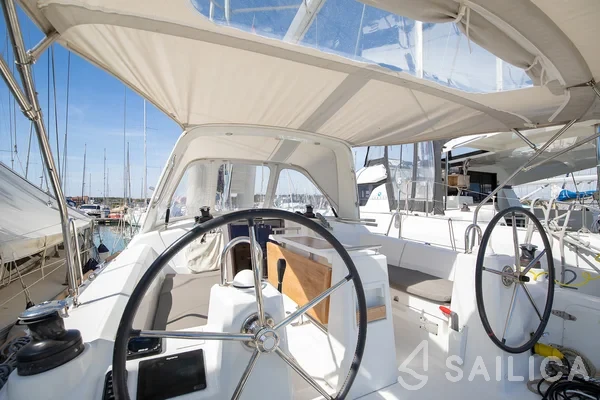 Oceanis 35 - Yacht Charter Sailica