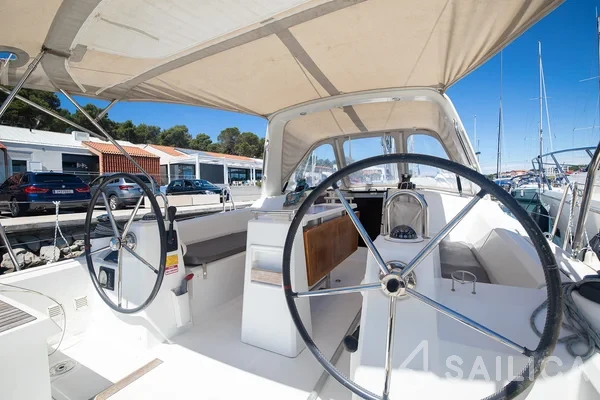 Oceanis 35 - Yacht Charter Sailica
