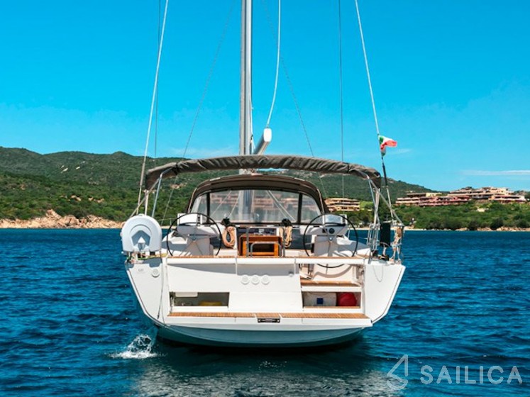 Dufour 520 GL - Yacht Charter Sailica