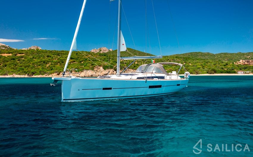 Dufour 520 GL - Yacht Charter Sailica