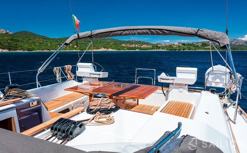 Dufour 520 GL - Yacht Charter Sailica