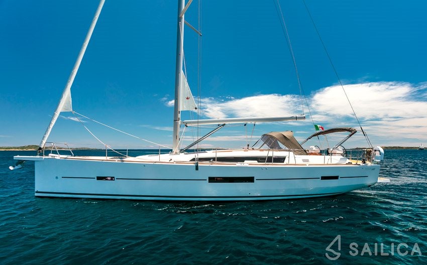 Dufour 520 GL - Yacht Charter Sailica