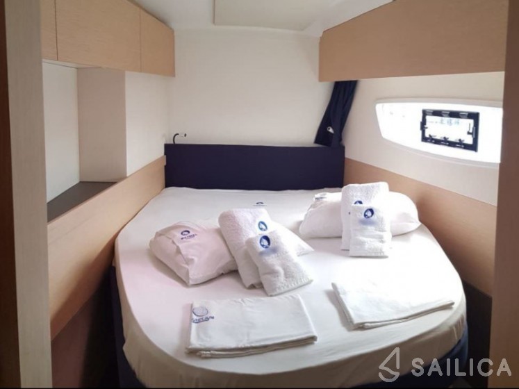 Astréa 42 - Yacht Charter Sailica
