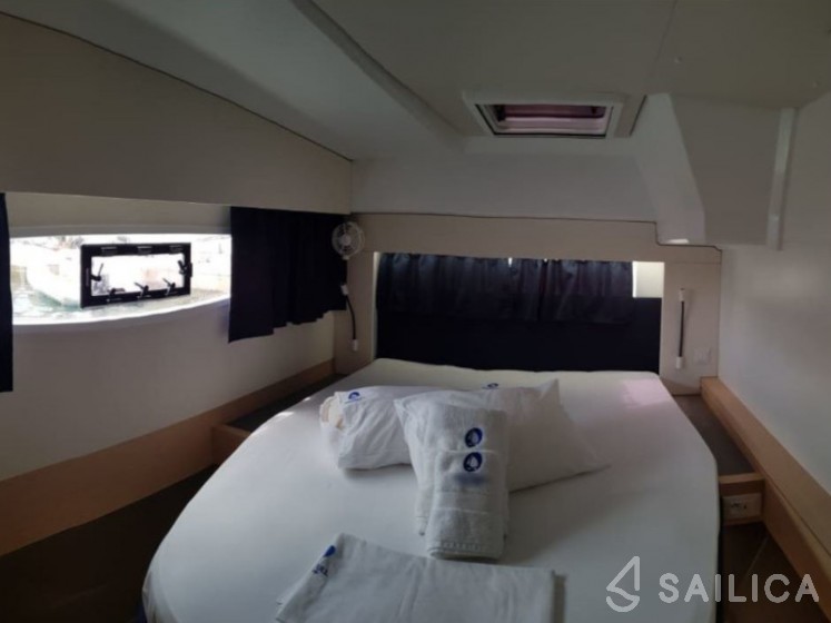 Astréa 42 - Yacht Charter Sailica