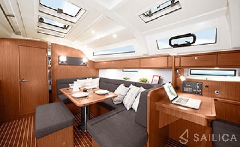 Bavaria Cruiser 41 - 3 cab. - Yacht Charter Sailica