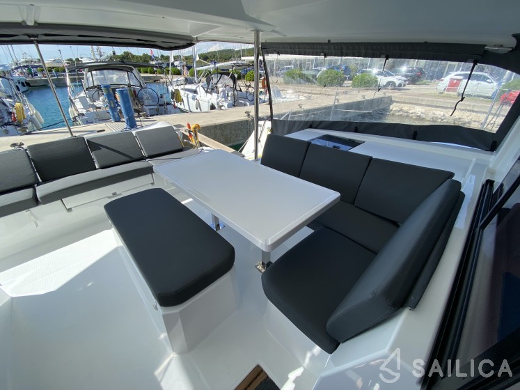 Astréa 42 - Yacht Charter Sailica