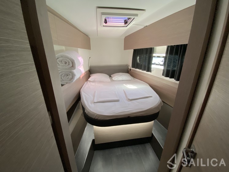 Astréa 42 - Yacht Charter Sailica