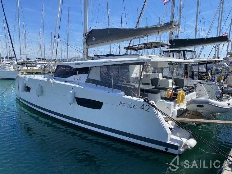 Astréa 42 - Yacht Charter Sailica