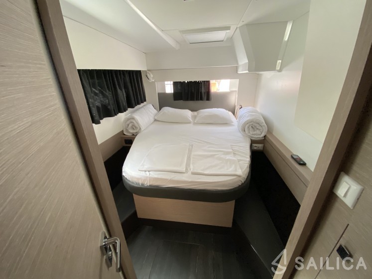Astréa 42 - Yacht Charter Sailica