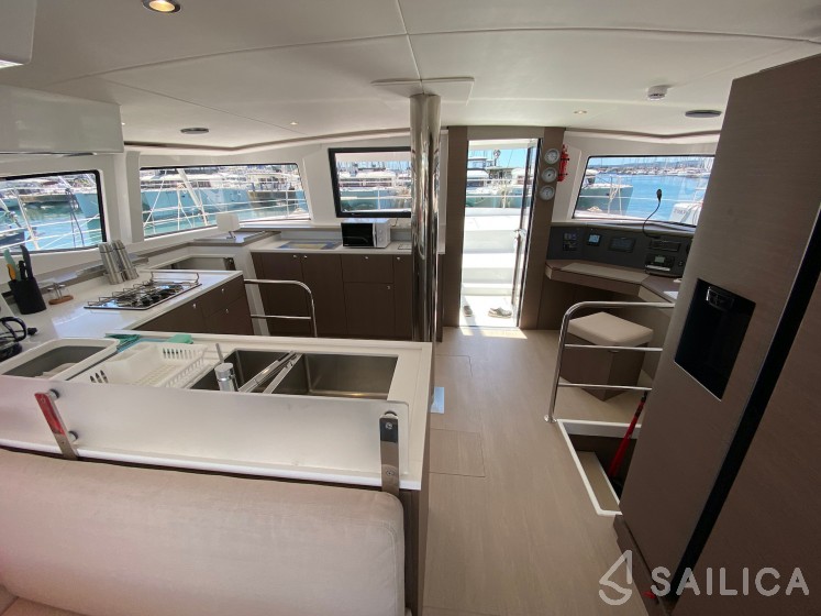 Astréa 42 - Yacht Charter Sailica